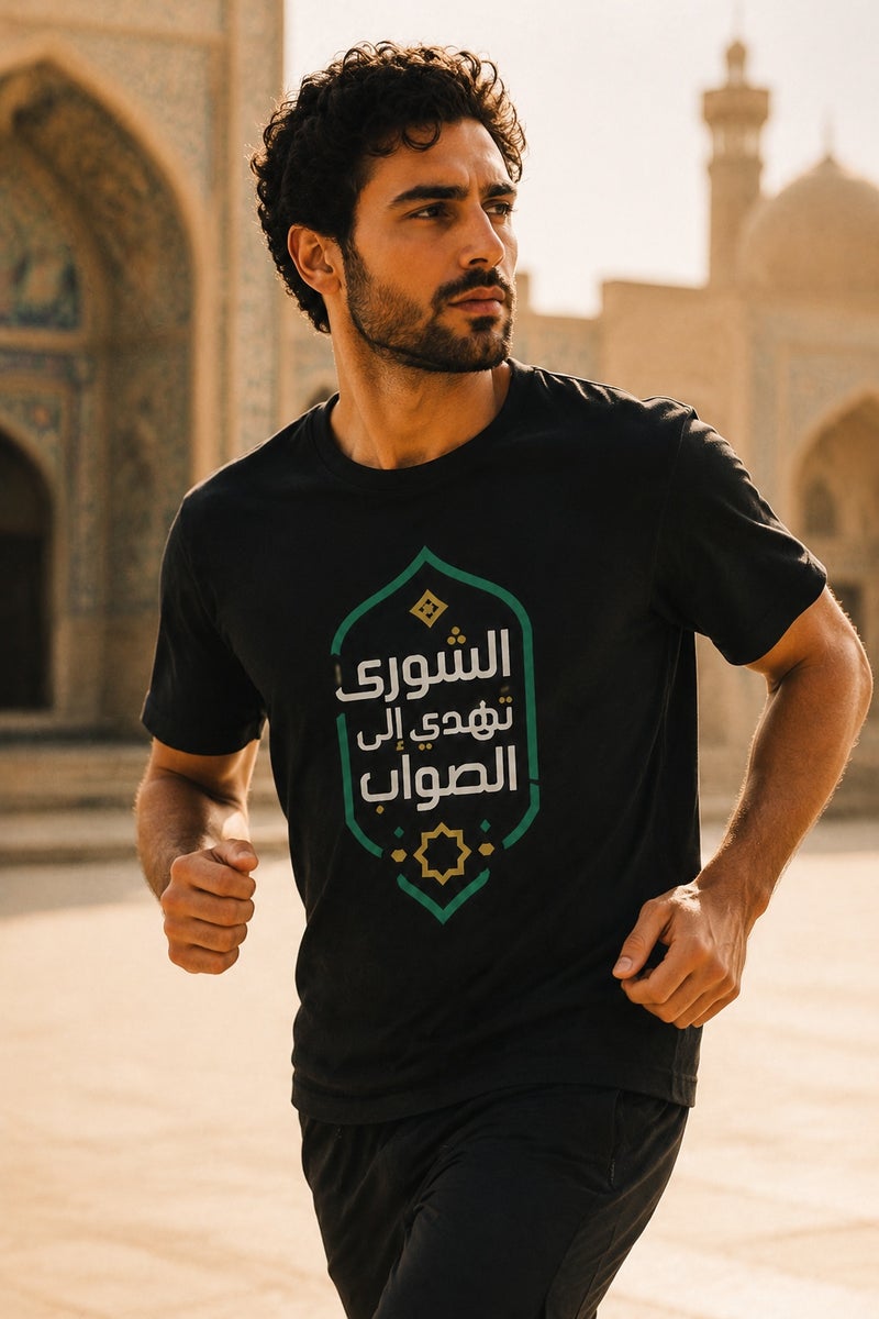تي شيرت رجالي أسود بطبعة خط عربي أنيق تصميم عصري بأكمام قصيرة وياقة دائرية - Image 3