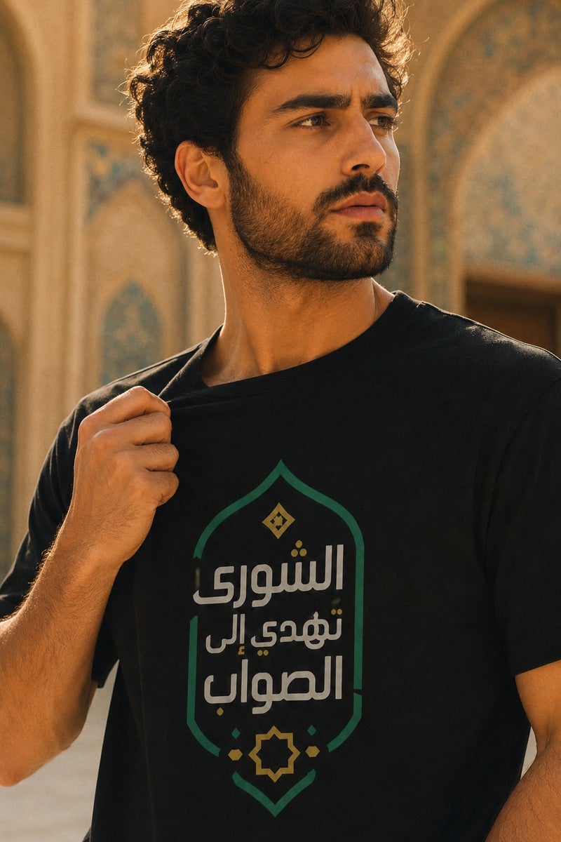 تي شيرت رجالي أسود بطبعة خط عربي أنيق تصميم عصري بأكمام قصيرة وياقة دائرية - Image 5
