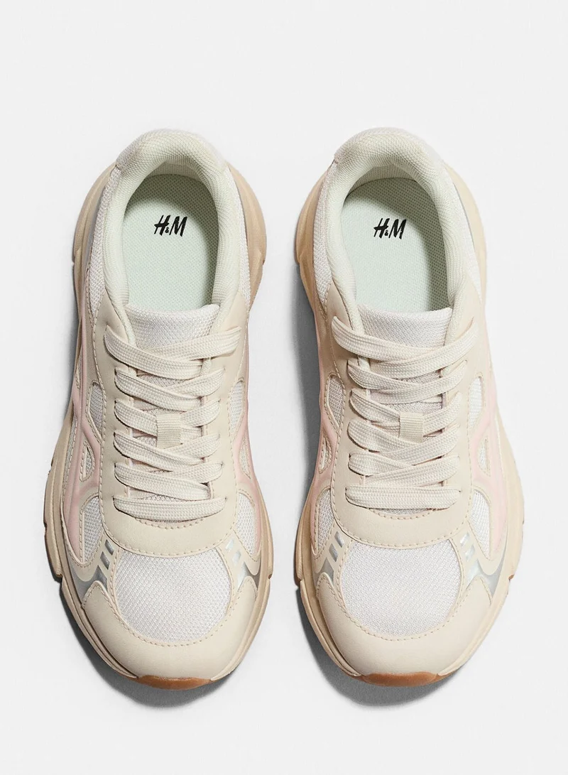 اتش اند ام حذاء رياضي