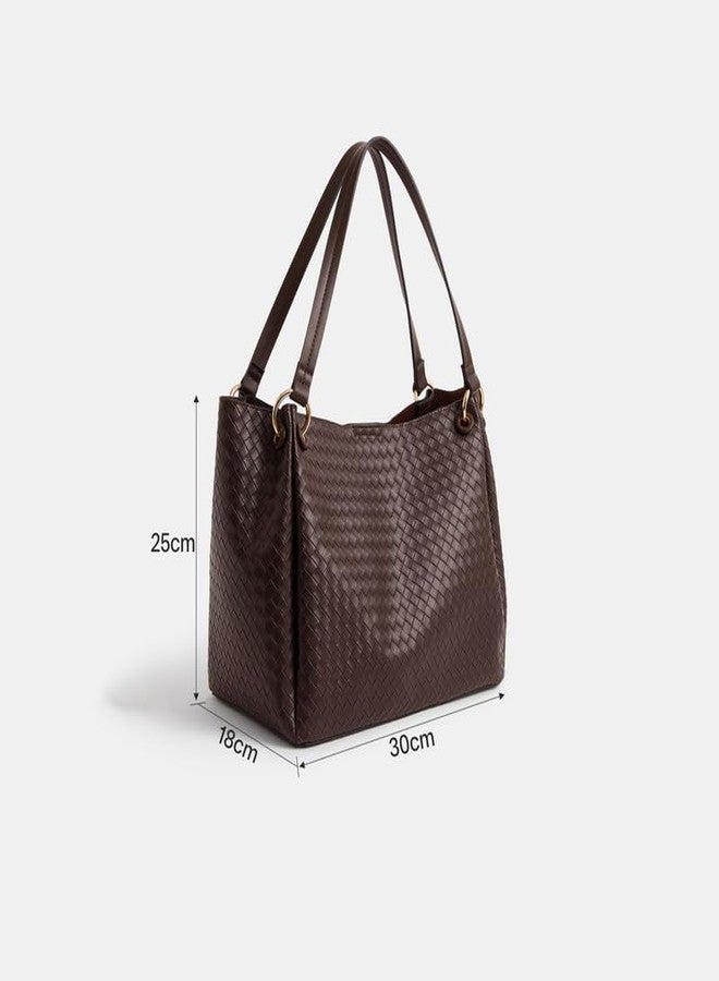 أكسيسورايز حقيبة كتف منسوجة باللون البني الشوكولاتة من أكسسورايز لندن للنساء - Image 5