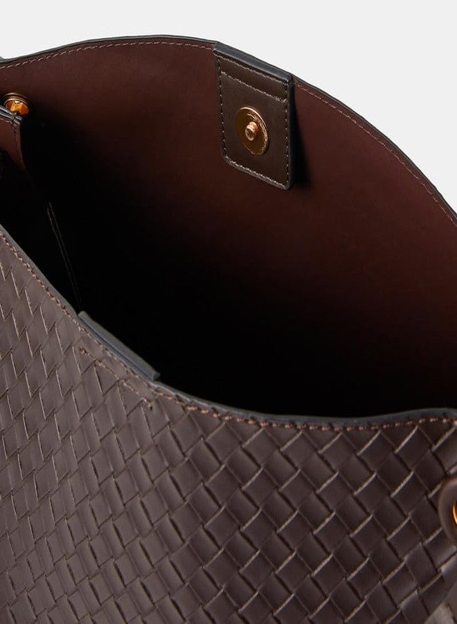 أكسيسورايز حقيبة كتف منسوجة باللون البني الشوكولاتة من أكسسورايز لندن للنساء - Image 4