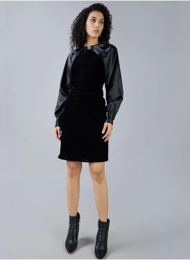 ميش Embellished Satin Reglan Sleeve Knee-Length Dress