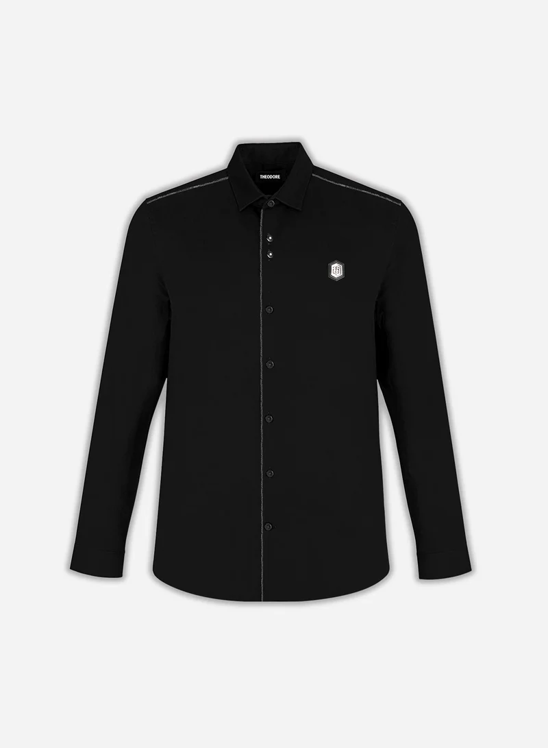 ثيودور القميص الأسود النموذجي