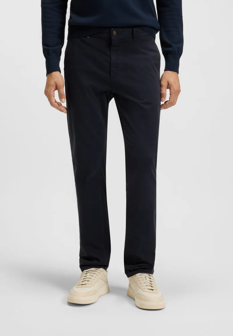 بوس تشينو بقصة ضيقة من الساتان القطني المطاطي