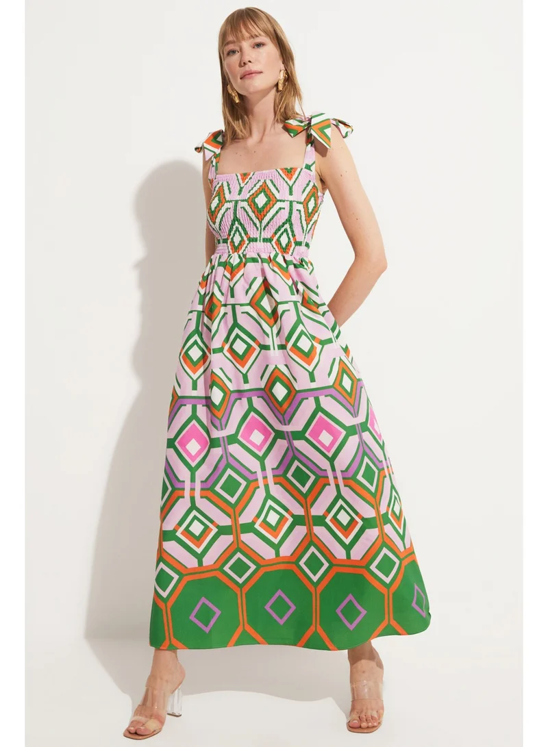 جون فستان بحمالات وتصميم ثنيات