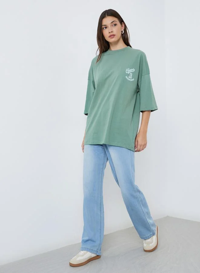 ستايلي تيشيرت فضفاض بتفاصيل كتابة مُطرزة