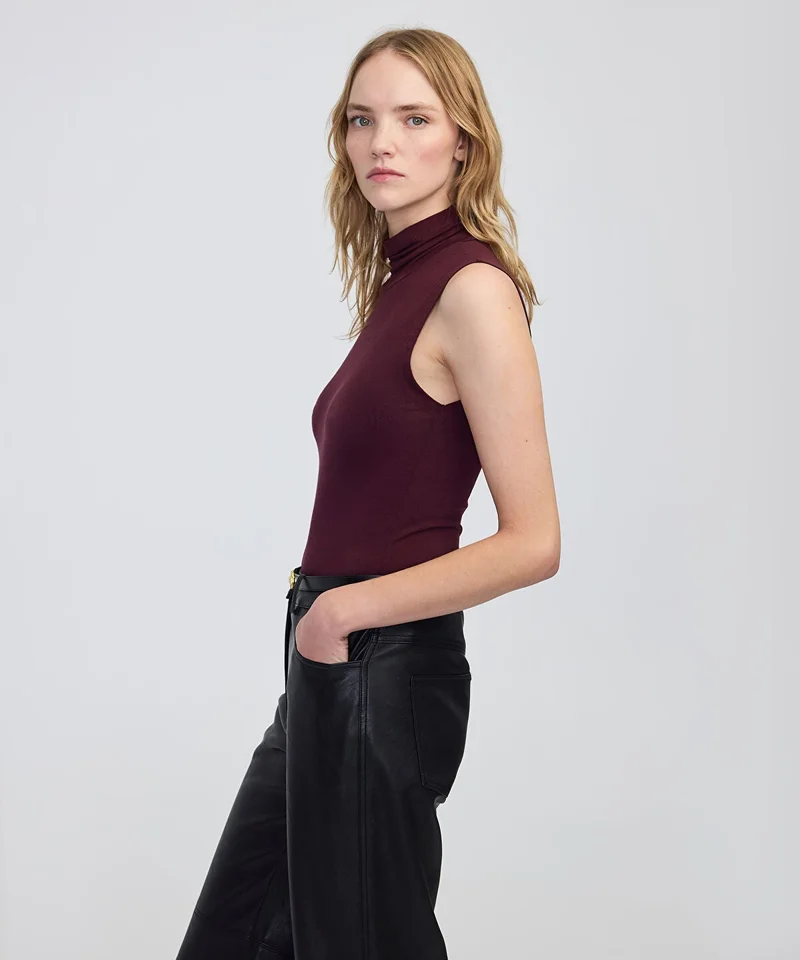 ابيكول High-Neck Basic T-Shirt
