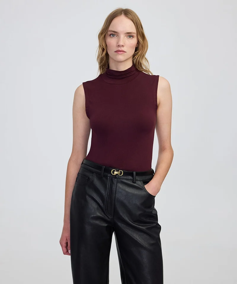 ابيكول High-Neck Basic T-Shirt