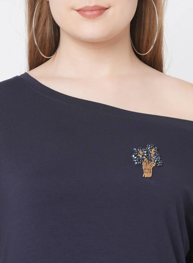 ميش تيشيرت ميش نسائي بياقة غير متماثلة وتفاصيل مزينة باللون الكحلي