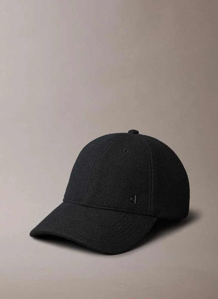 CALVIN KLEIN METAL PLAQUE curved peak CAP