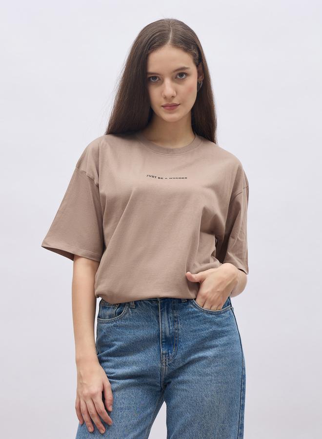 ستايلي تيشيرت نسائي فضفاض بأكمام قصيرة وطبعة شعار باللون البيج - Image 2