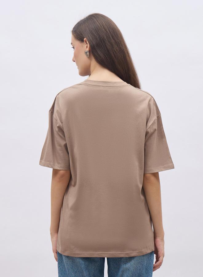 ستايلي تيشيرت نسائي فضفاض بأكمام قصيرة وطبعة شعار باللون البيج - Image 5