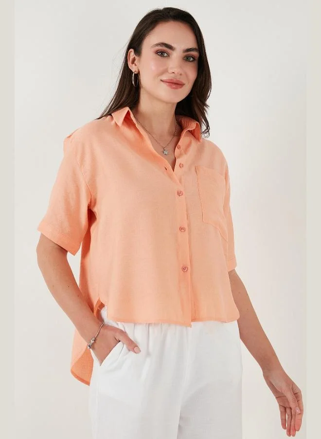 ليلا قميص نسائي بأكمام قصيرة بياقة عادية وجيب صدر