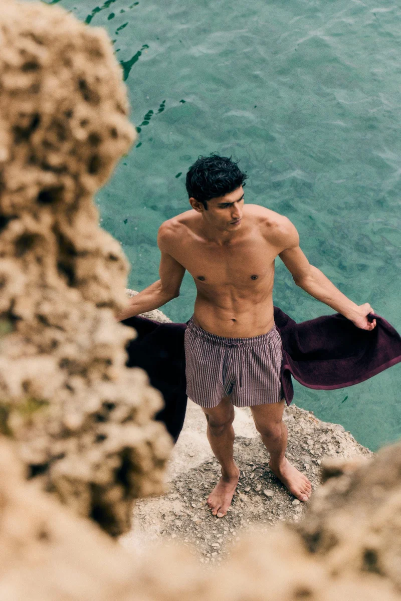 اتش اند ام شورت سباحة من القطن المرن والمجعد