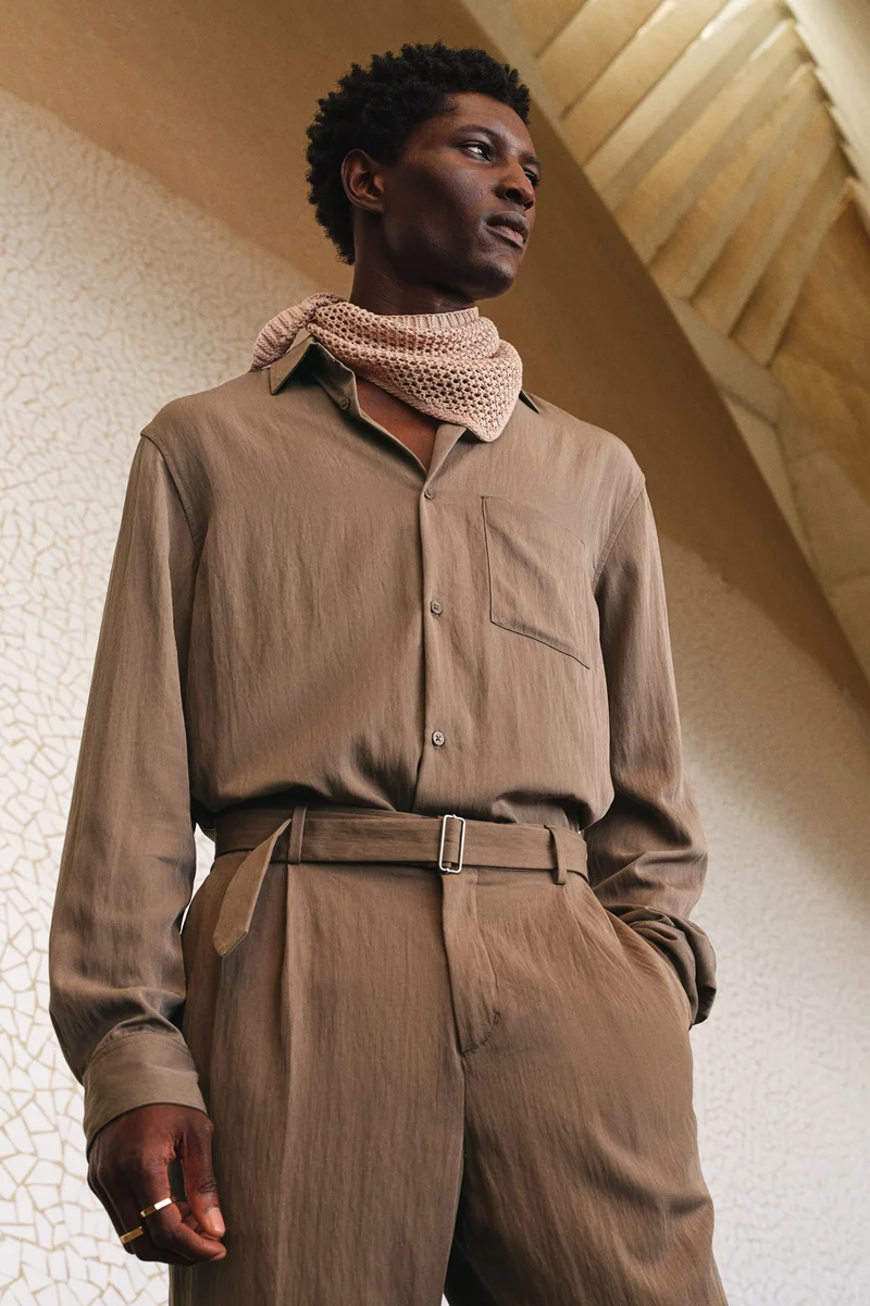 اتش اند ام قميص من الساتان بقصة واسعة