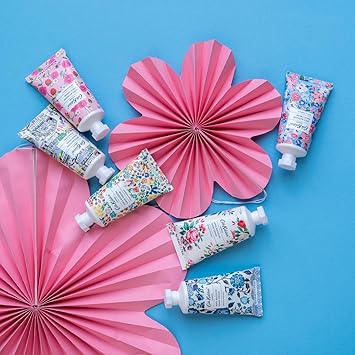 Cath Kidston كريم يد كاث كيدستون 50 مل زبدة الشيا ليدين ناعمتين ورطبتين برائحة تفاح الزهرة وزهرة البلسان حجم جيب وسفر هدية تجميل لها خالية من القسوة بالفراولة - Image 2