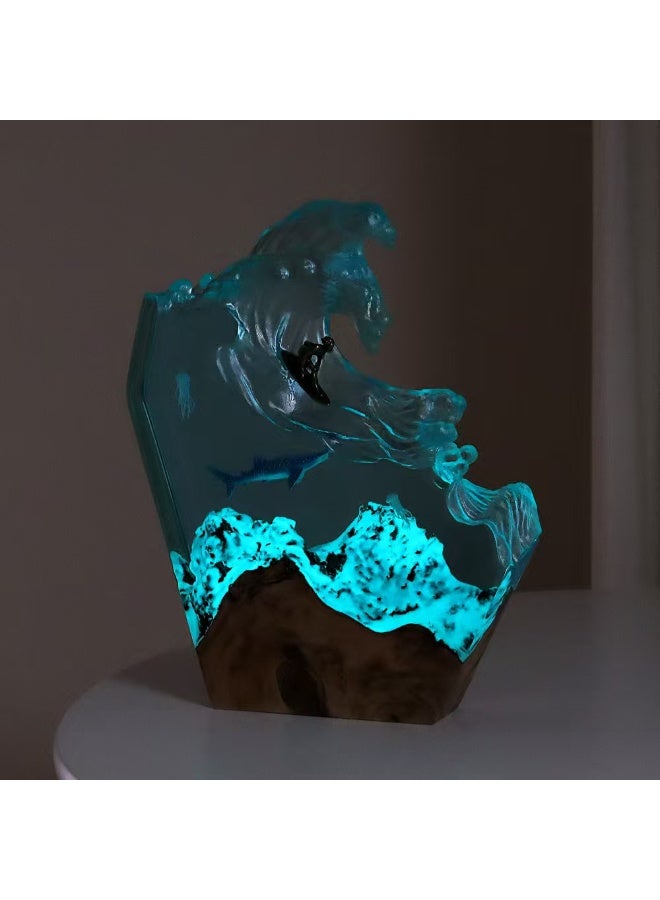 مصباح ليلي يدوي من الراتنج بتصميم موجة المحيط، مصباح LED بمشهد ركوب الأمواج، قاعدة من خشب البلوط، 21x25.5 سم - Image 1