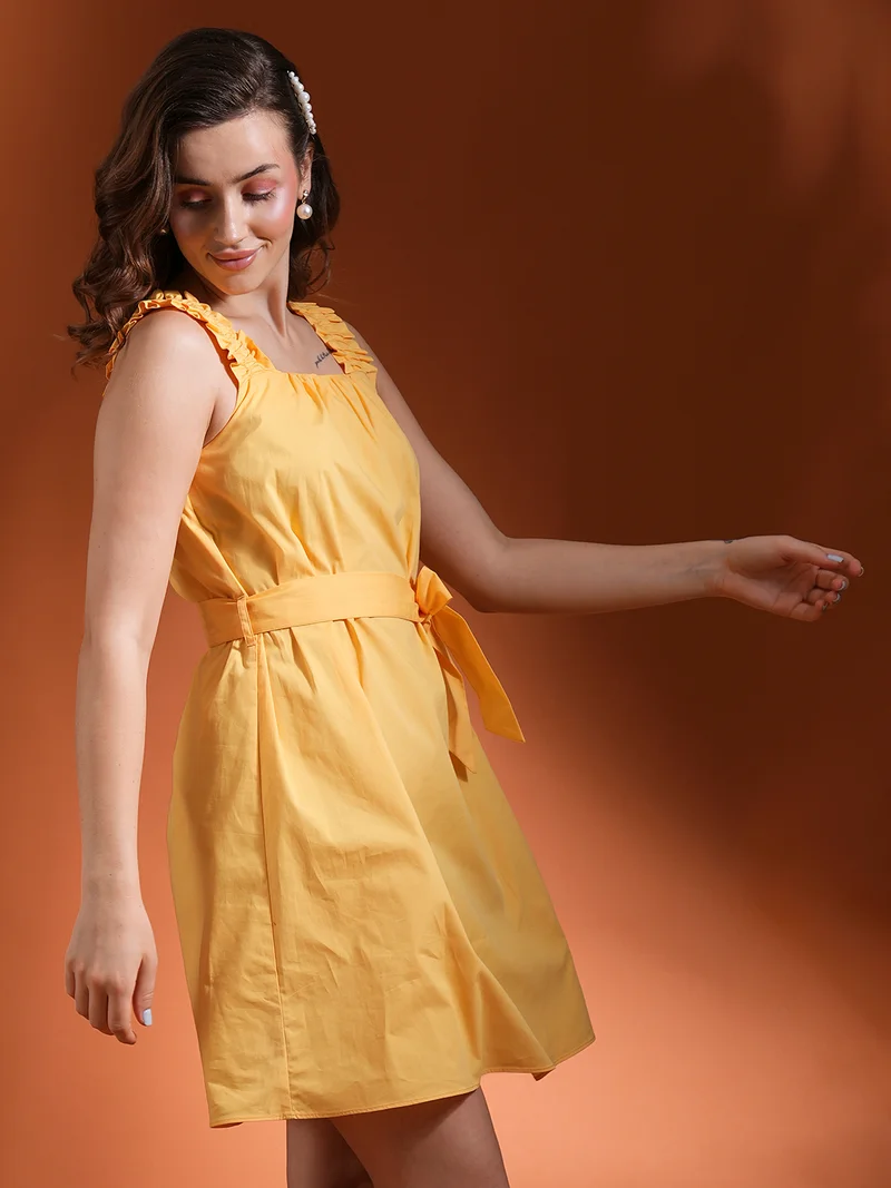 جلو باص فستان نسائي قصير بياقة مربعة وحزام