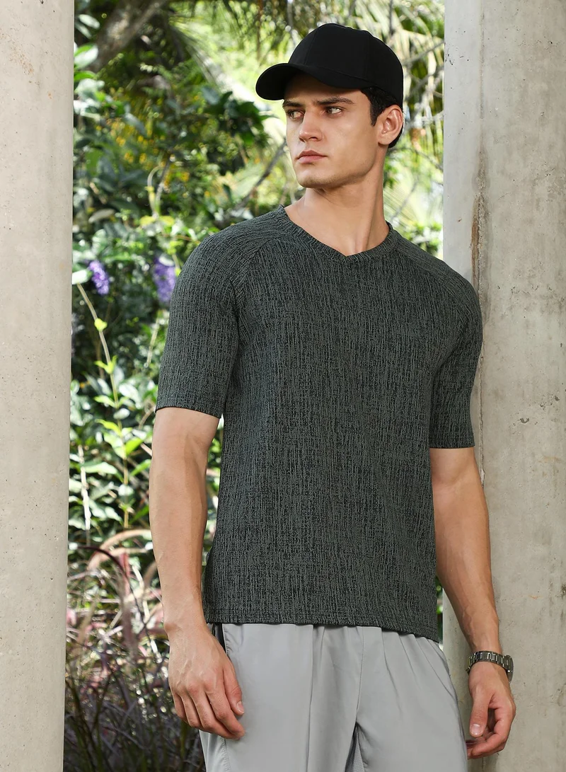 كامبوس سوترا Campus Sutra Men's Green & Black Contrast-Heathered Knitted T-Shirt For Casual Wear | V-Neck | Short Regular Sleeves | Pull On Closure | T-Shirt Crafted With Comfort Fit For Everyday Wear