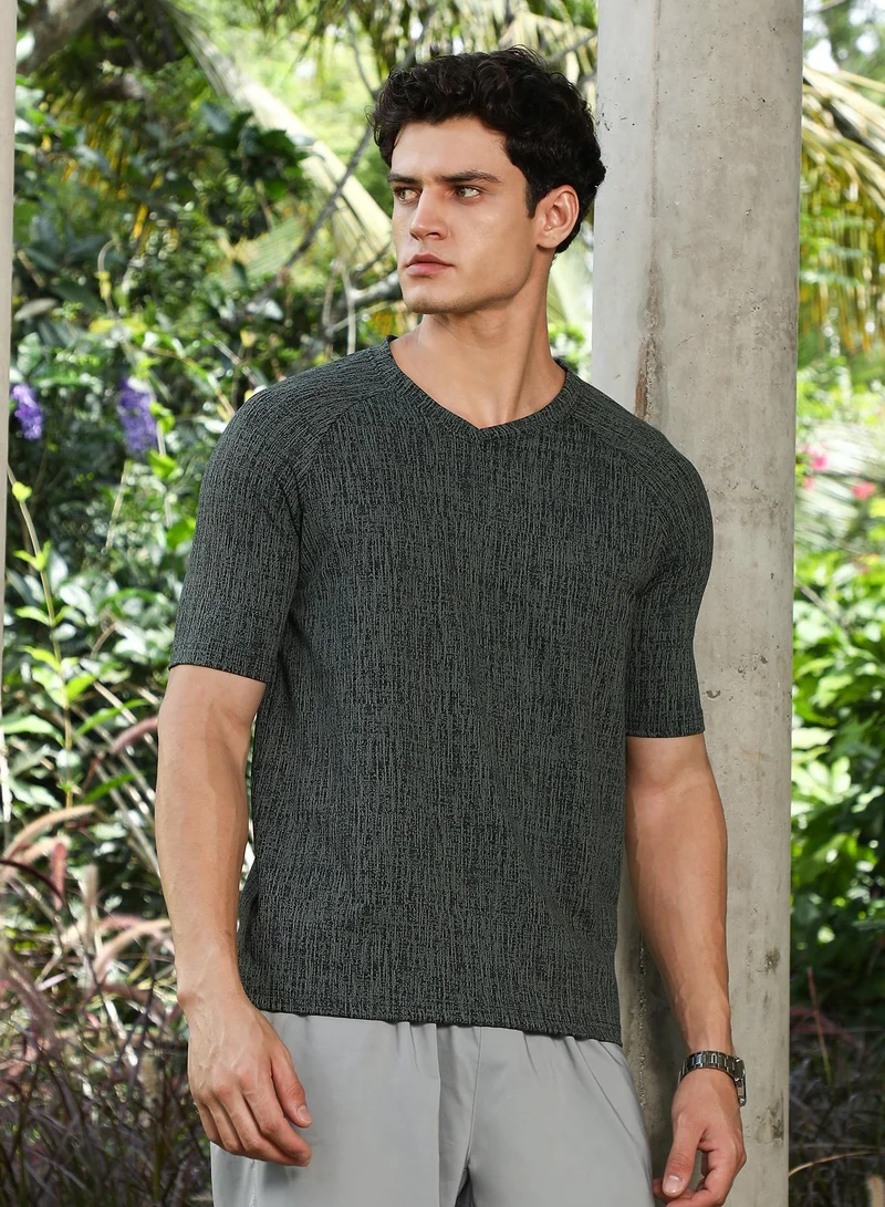 كامبوس سوترا Campus Sutra Men's Green & Black Contrast-Heathered Knitted T-Shirt For Casual Wear | V-Neck | Short Regular Sleeves | Pull On Closure | T-Shirt Crafted With Comfort Fit For Everyday Wear