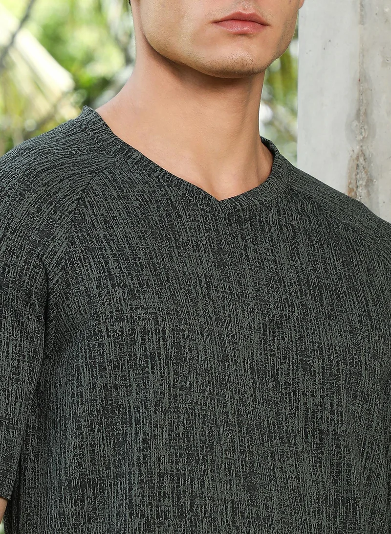 Campus Sutra Campus Sutra Men's Green & Black Contrast-Heathered Knitted T-Shirt For Casual Wear | V-Neck | Short Regular Sleeves | Pull On Closure | T-Shirt Crafted With Comfort Fit For Everyday Wear