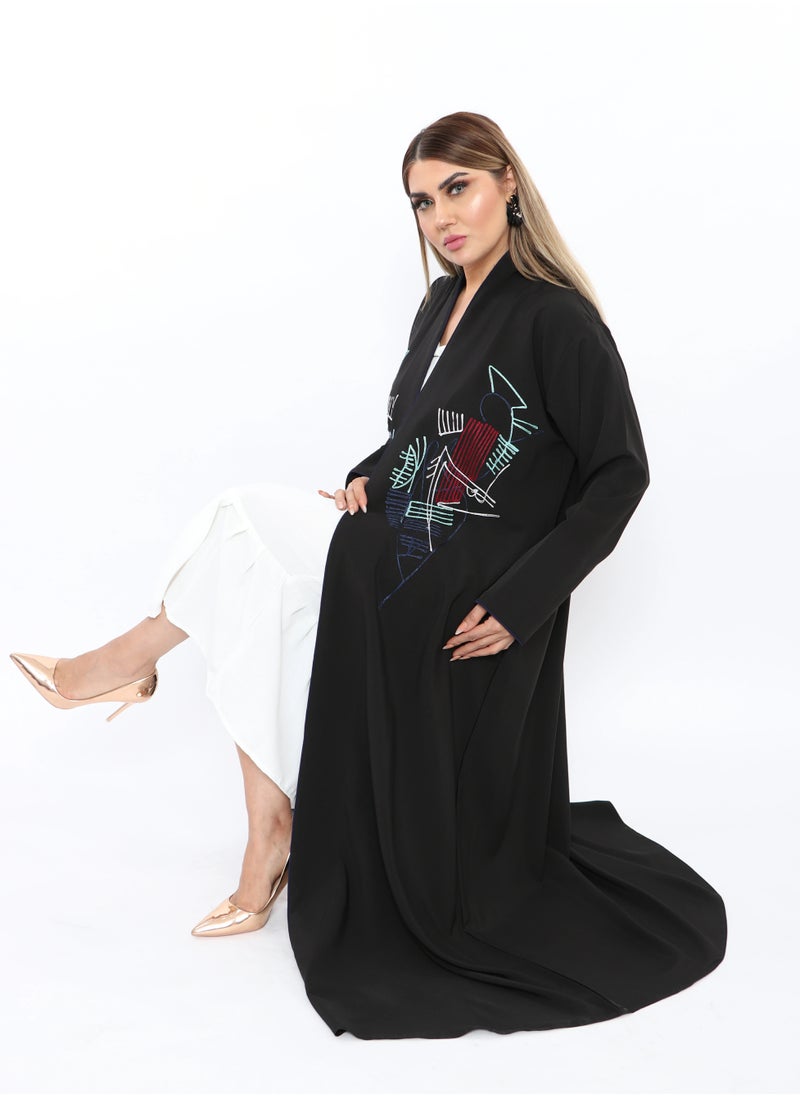 ألوان الجمال عباية باللون الأسود مميزة بنقشة بخيوط ملونة في الصدر  - Image 3