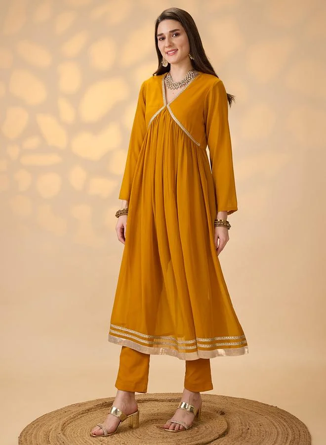 جلو باص طقم كورتا بقصة علياء مزينة بدانتيل جوتا باتي مع بنطال