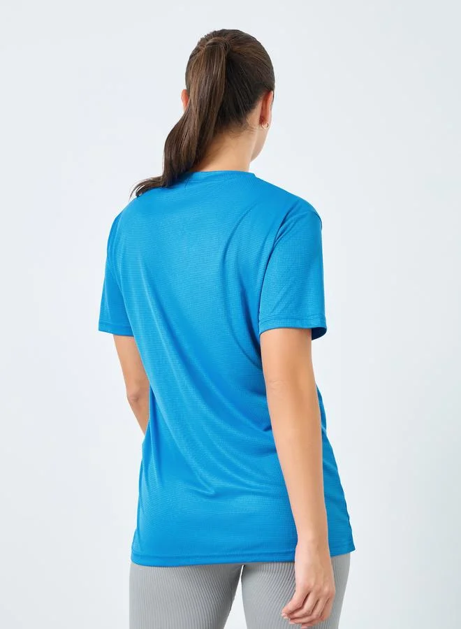 ستايلي اكتيف بلوزة بطبعة كتابة وأكمام قصيرة