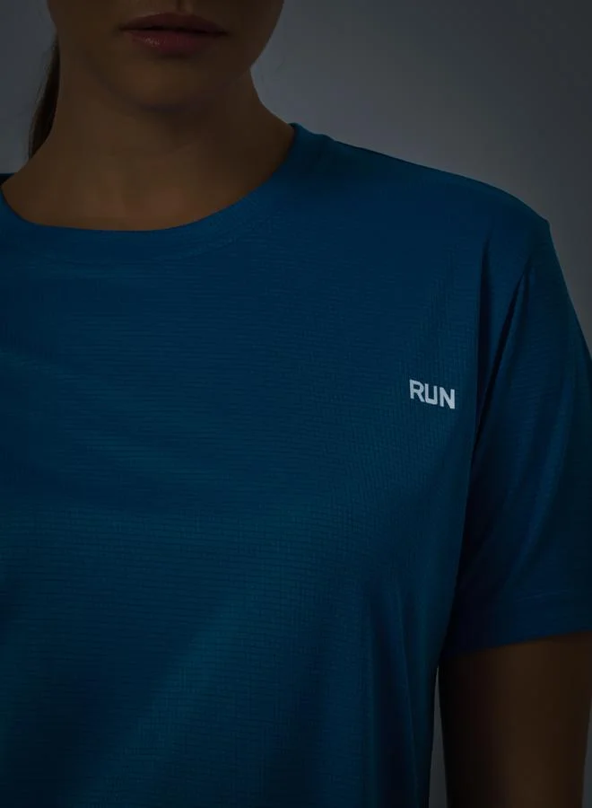 ستايلي اكتيف بلوزة بطبعة كتابة وأكمام قصيرة