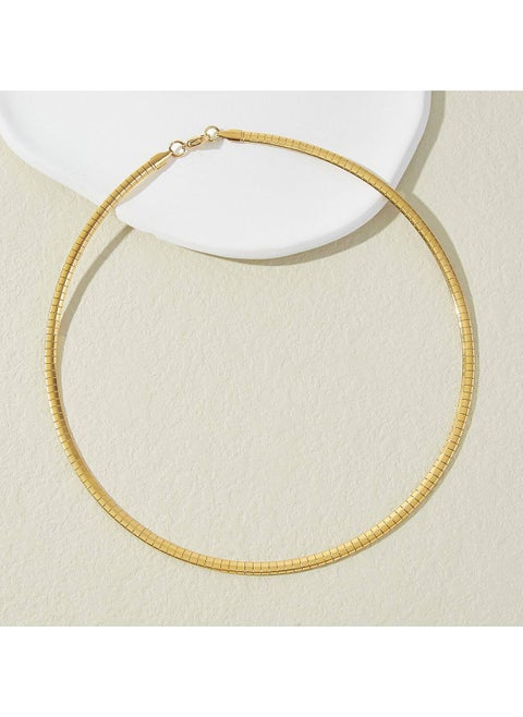 An elegant choker with a simple, slim design, crafted from stainless steel with smooth, straight lines. Perfect for adding a touch of elegance and beauty to your look. Its modern design gives you a luxurious look suitable for all occasions.
