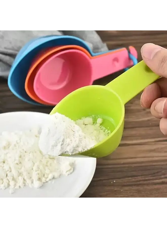 مجموعة ملاعق وأكواب قياس بلاستيكية بألوان عشوائية مع علامات قياس لأدوات الخبز والطهي - Image 1