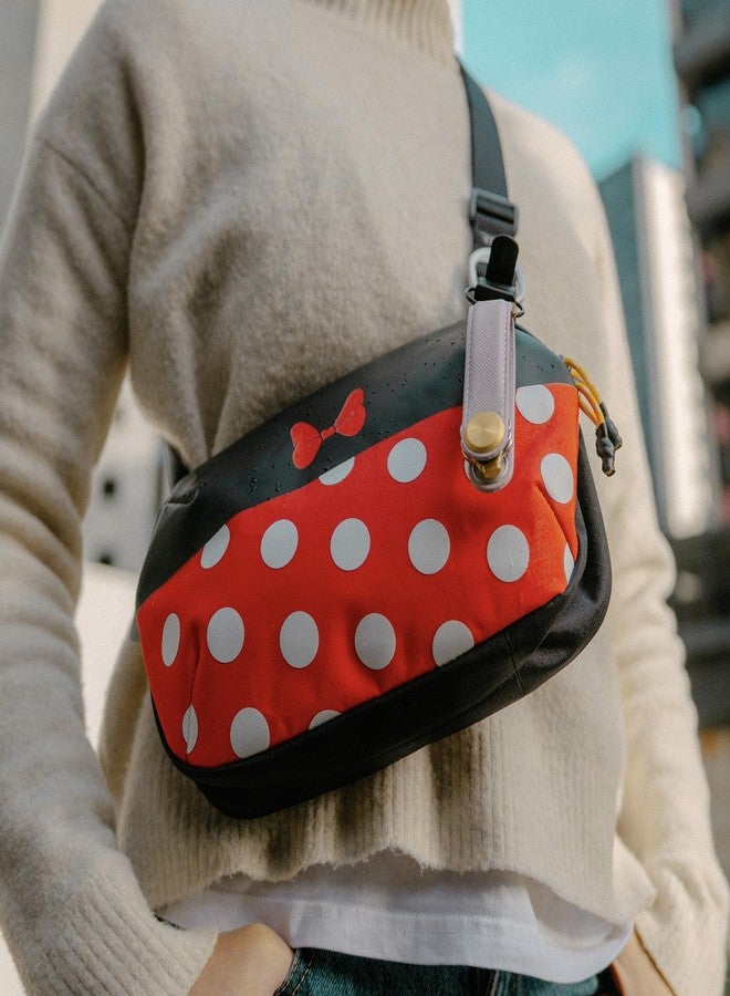أوربيتكي حقيبة Orbitkey Disney™ Sling Mini 2L - حقيبة كروسبودي رفيعة للاستخدام اليومي مع غلاف خارجي مقاوم للماء، وجيب أمامي وخلفي آمن بسحاب، ومنظم شبكي، وحزام قابل للتعديل (ميني ماوس) - Image 2
