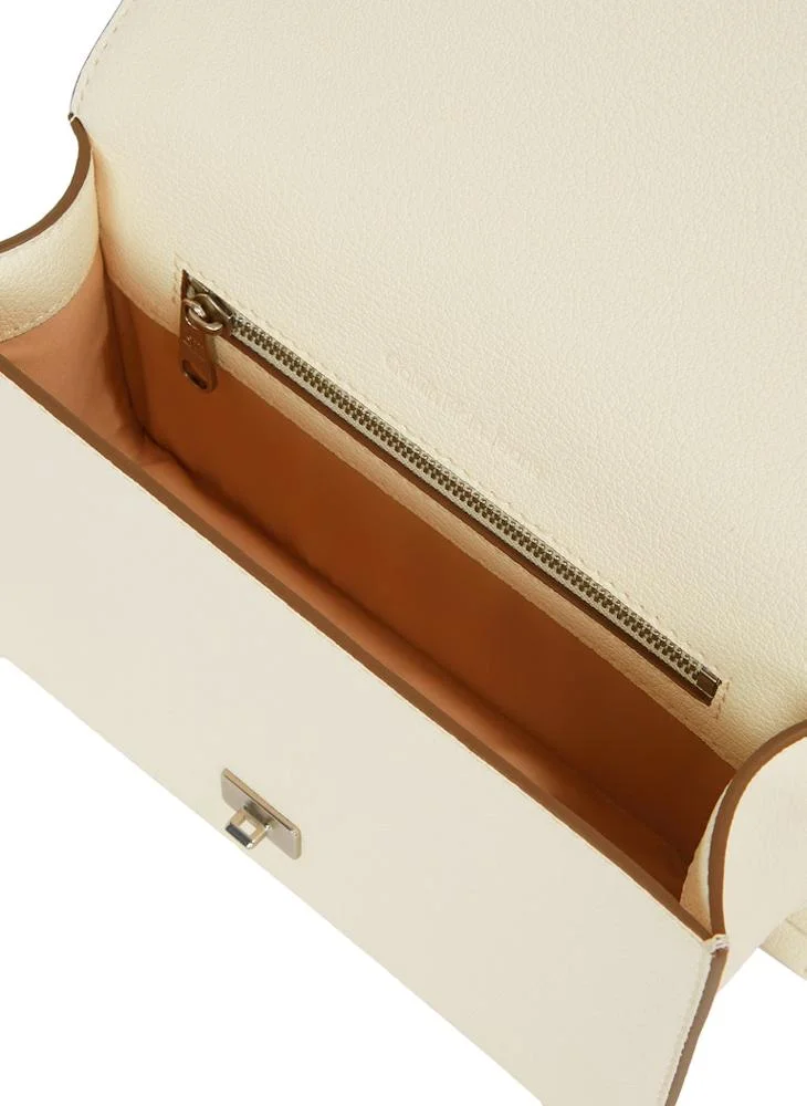 كالفن كلاين جينز Forged Chain Flap Crossbody