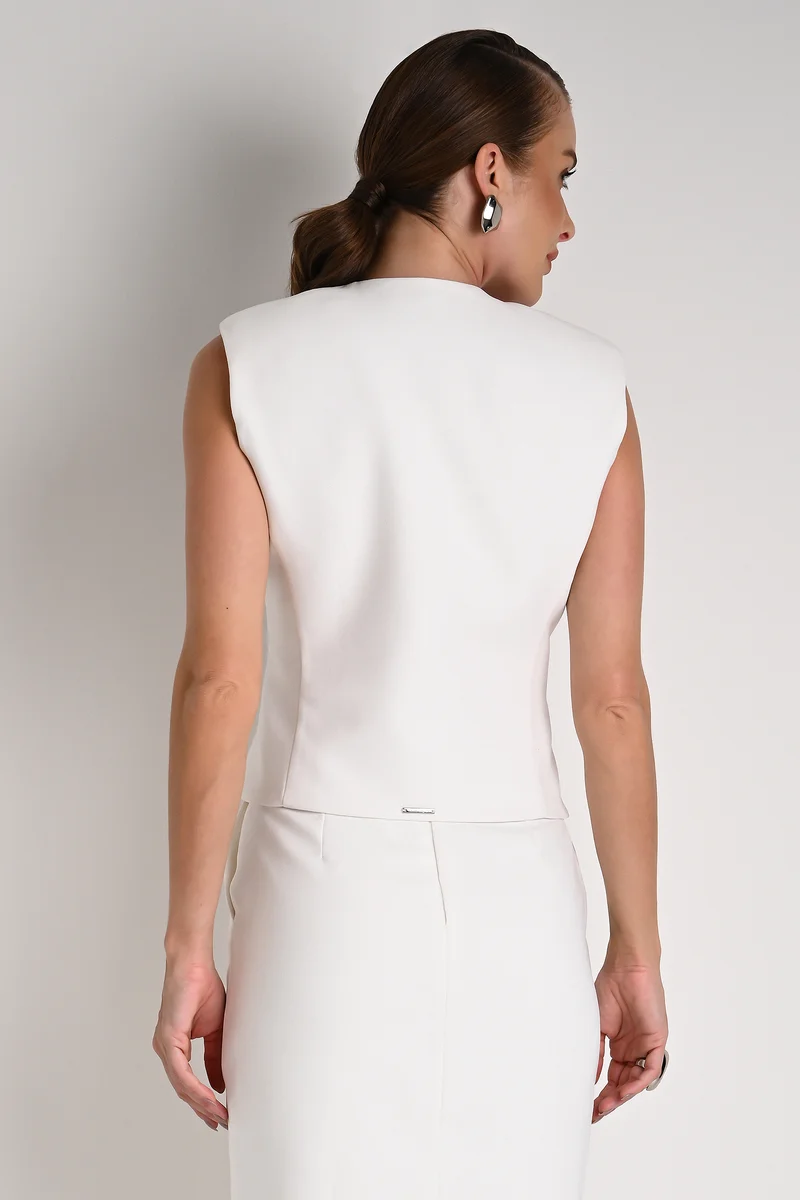 كارمن ستيفنز سترة فاخرة بيضاء فاتحة