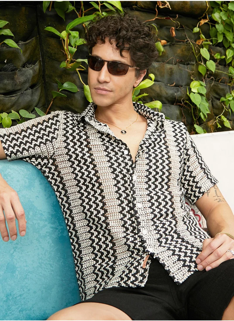 Campus Sutra Men's Daisy White & Charcoal Black Zigzag-Knit Shirt