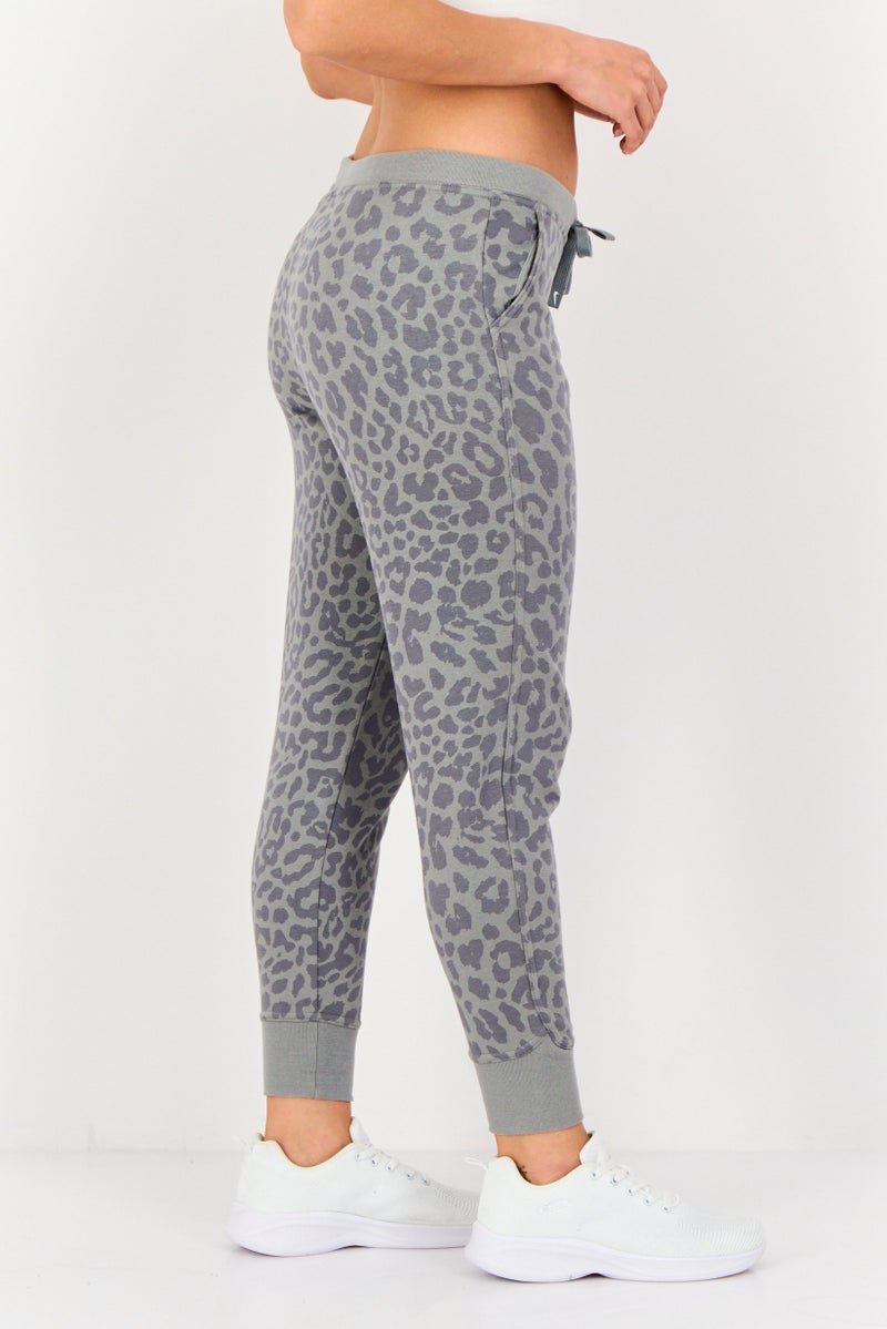 Nike سروال رياضي نسائي بطباعة شاملة لجميع الألوان، متعدد الألوان - Image 4