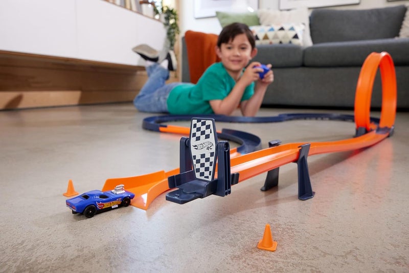Hot Wheels Toy Car RC Set with 1:64 Scale Remote-Control Vehicle & 30+ Pieces of Race Track to Create Multiple Configurations - Image 2