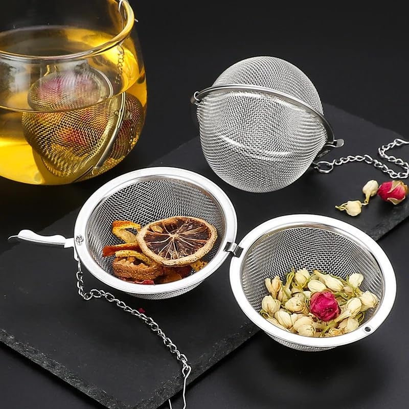 HOOJO® مصفاة شاي كروية من الفولاذ المقاوم للصدأ مع شبكة – فلتر دقيق قابل لإعادة الاستخدام مع خطاف سلسلة للشاي السائب، التوابل، الحساء واليخنات – أداة مطبخ متينة (فضي) - Image 3