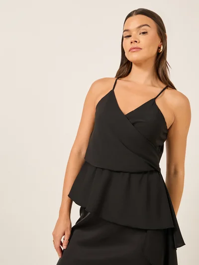 ستايلي بلوزة كامي ملفوفة بحمالات صلبة