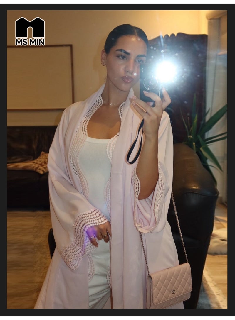 موقف حياة السيدة عباية نسائية مفتوحة أنيقة ستايل سعودي جديد – عباية وردي بتفاصيل كروشيه - Image 5