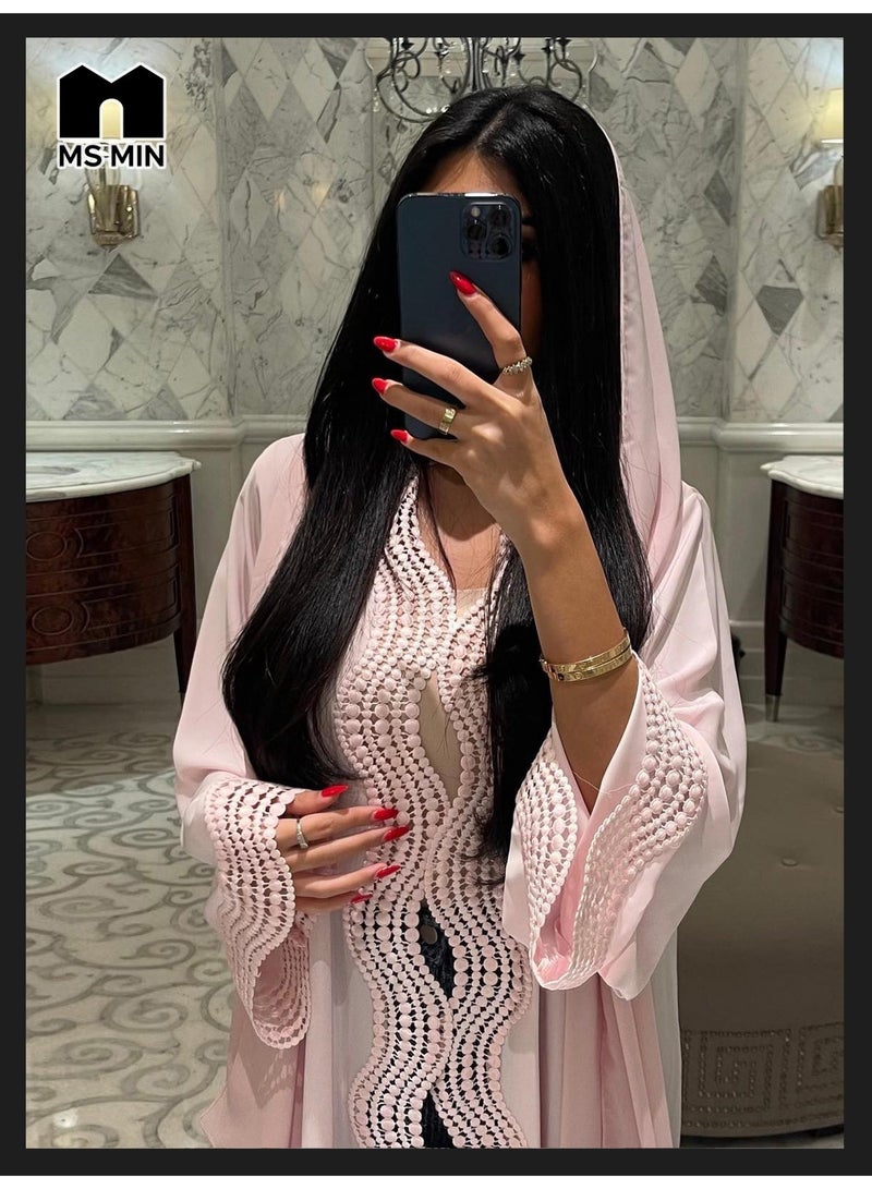 موقف حياة السيدة عباية نسائية مفتوحة أنيقة ستايل سعودي جديد – عباية وردي بتفاصيل كروشيه - Image 3