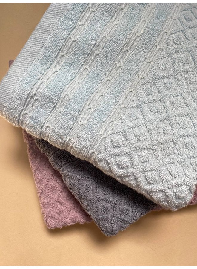 توالا مجموعه من فوط وجه مكونه من 3 فوط , قطن 100%, ناعمه , امتصاص عالي ,تصميم شيك, 50*100 سم - Image 1