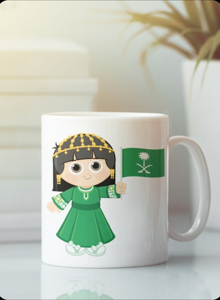 حكاية شمعة مج من السيراميك بطبعة تصميم "اليوم الوطني السعودي" بلون أبيض - Image 1