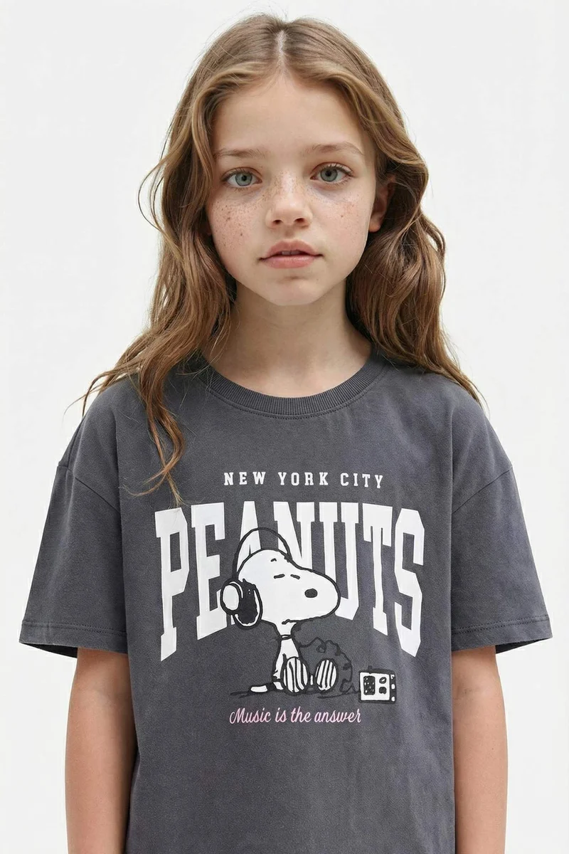 ديفاكتو Relax Fit Snoopy Licensed Animal Short Sleeve T-Shirt