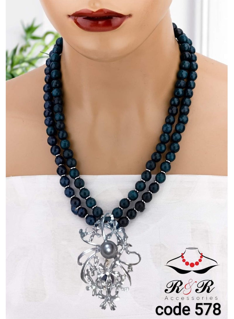 R&R Women's necklace made of two rounds of natural agate with a nickel silver pendant