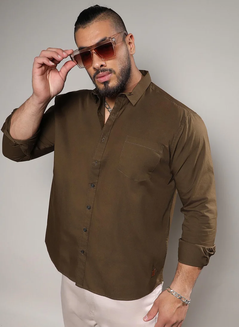 انستافاب بلس قميص رجالي أساسي بأزرار لون زيتوني بقصة مريحة للارتداء اليومي