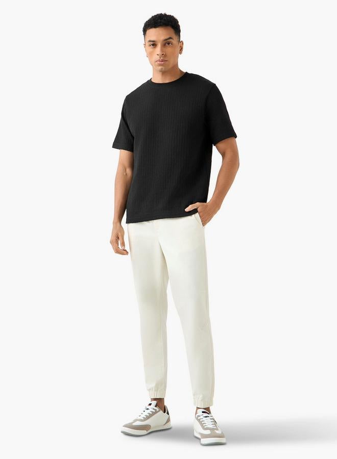 ايكونيك تيشيرت رجالي كلاسيكي بياقة دائرية وأكمام قصيرة بنقوش - Image 2