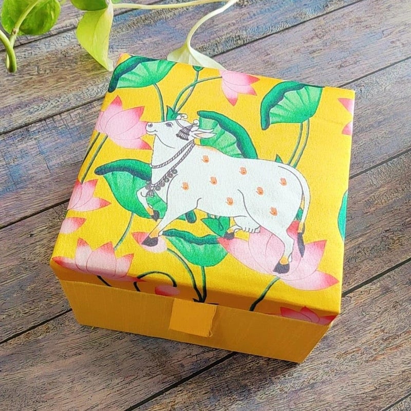 brown leaf علبة زفاف هندية من ورق بني - مجموعة من 8 هدايا تذكارية للمنزل وحفلات الزفاف وعلب حلوى وهدية للضيوف وعلب ميثاي وهدية بوجا بطباعة بيتشواي - Image 3