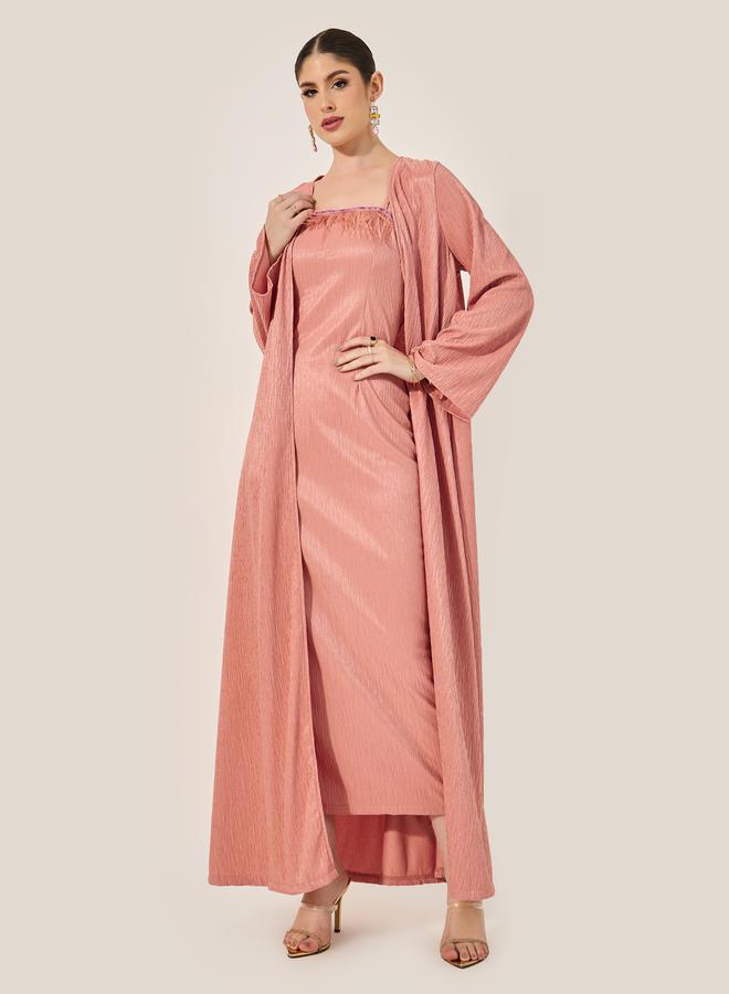 ستايلي عباية ستيلى بنقوش بارزة مع فستان داخلى مزين بالريش - Image 2