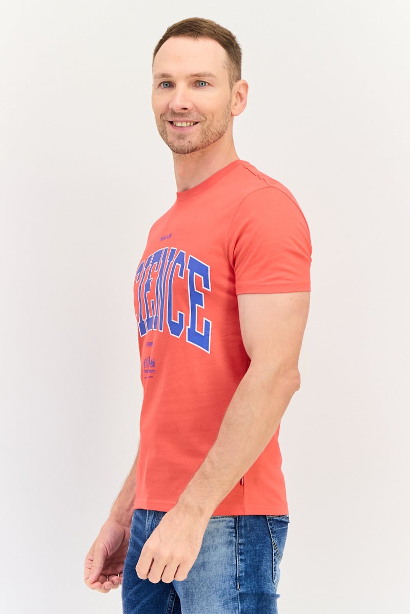 Levi's تي شيرت رجالي بأكمام قصيرة وياقة دائرية بطباعة جرافيك، أحمر - Image 2